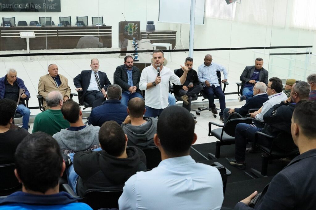 Eduardo Boigues em reunião com operadoras de TV e internet