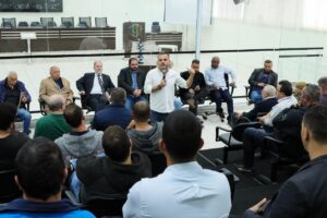 Eduardo Boigues em reunião com operadoras de TV e internet
