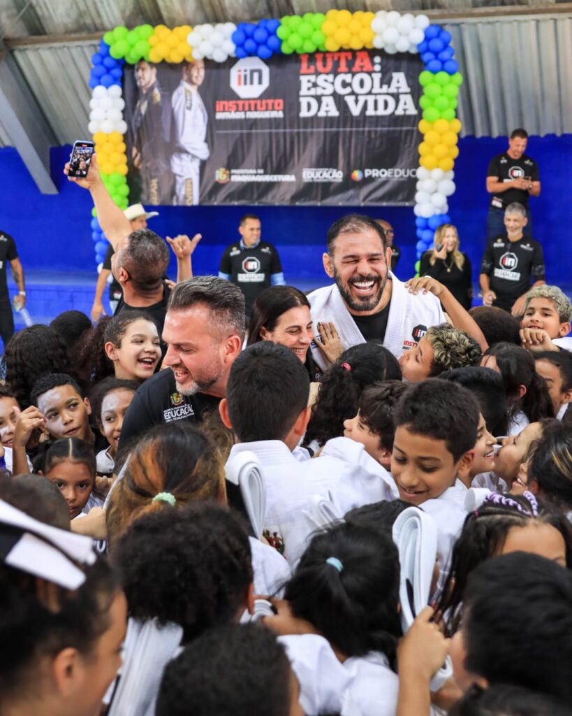 Instituto Irmãos Nogueira entrega kimonos