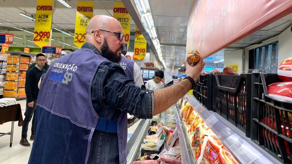 Fiscalização do Procon em supermercado