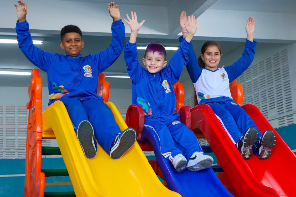 estudantes com uniformes de inverno