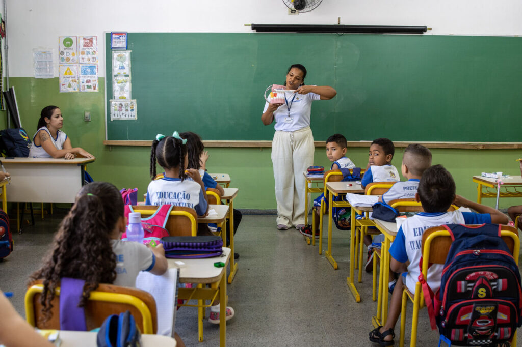 Crianças na sala de aula