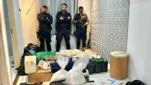 Policiais apreende drogas