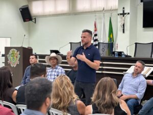 Prefeito explicando