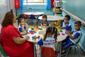 Professora ensinando alunos