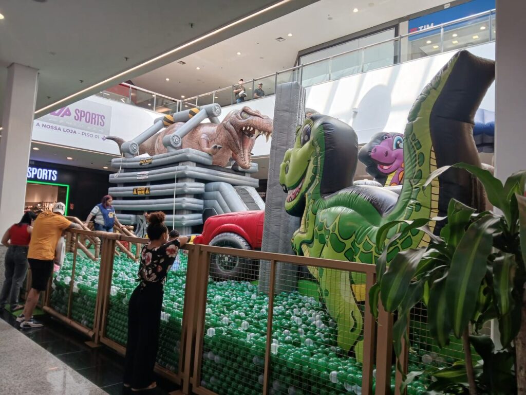 Criança brincando no shopping