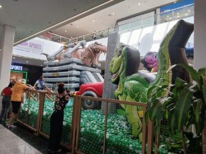 Criança brincando no shopping