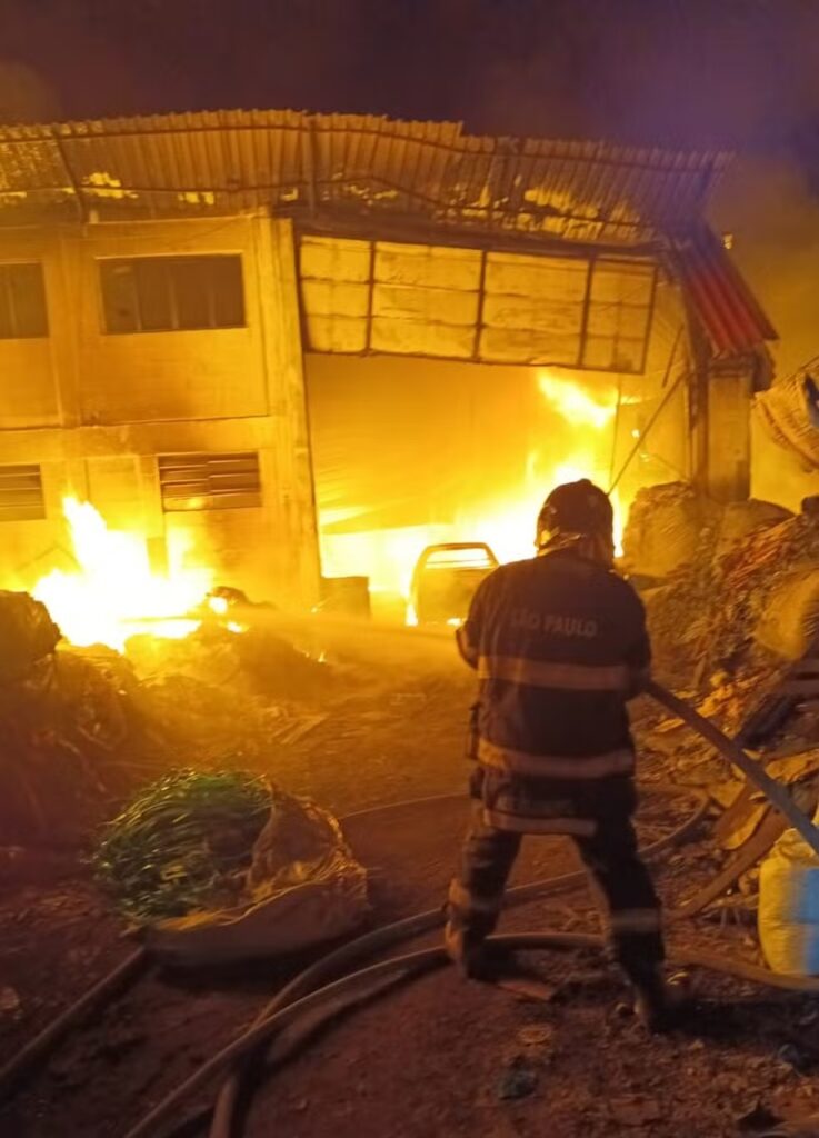Bombeiro combatendo incêndio
