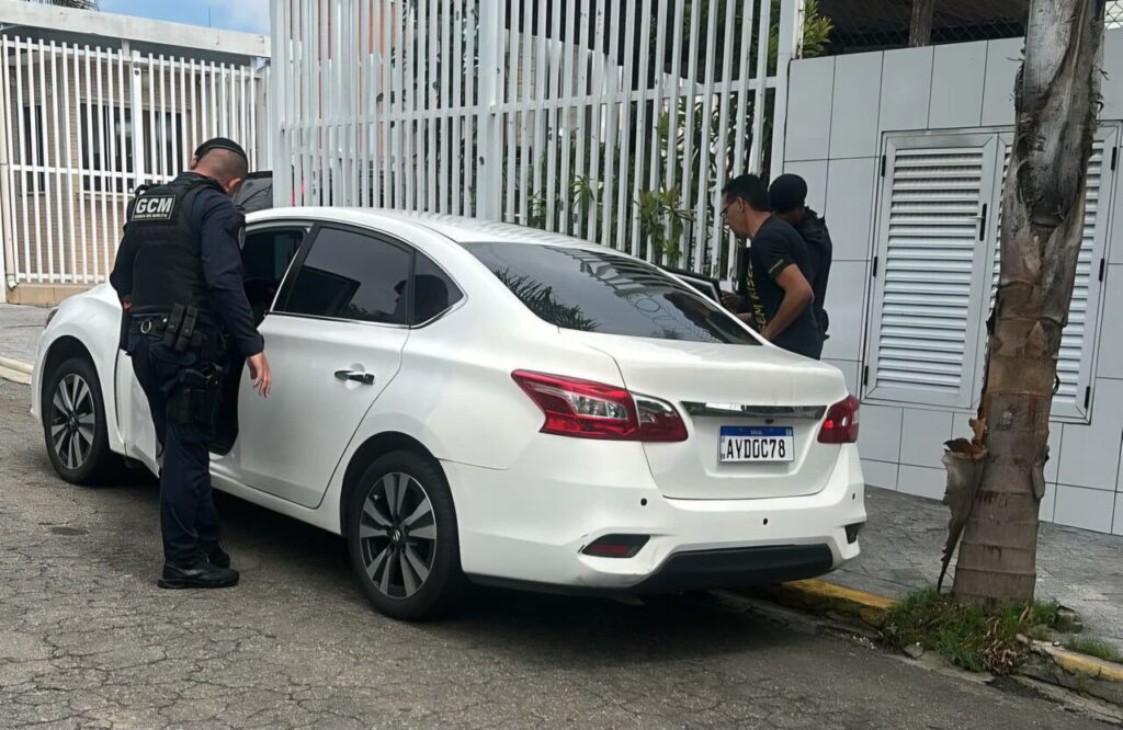 Agentes localizando carro