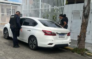 Agentes localizando carro