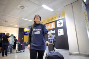 jovem no aeroporto