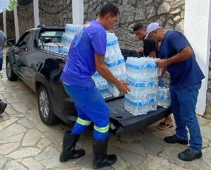 Agentes pegando arrecadações