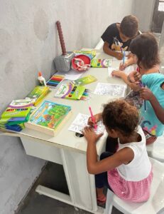 Crianças desenhando