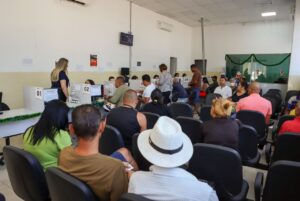 Pessoas aguardando atendimento