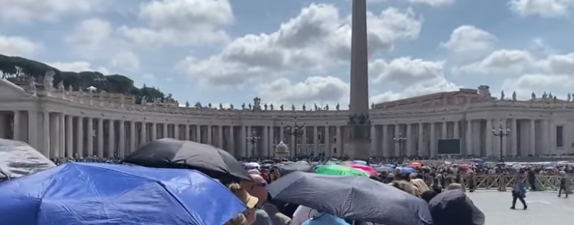Fila na praça de São Pedro para ver o corpo do papa Francisco