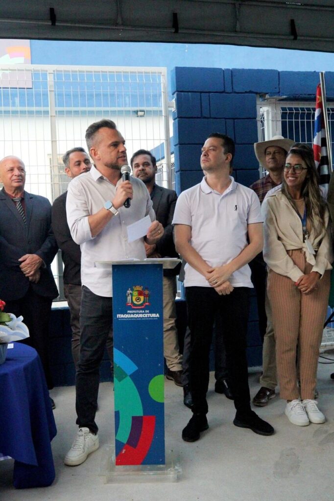 Eduardo Boigues em inauguração de escola