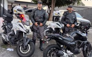 moto-e-revólver apreendidos pela Polícia Rodoviária Estadual