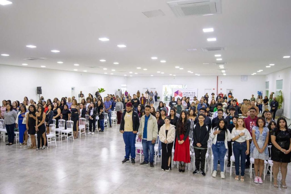 Mais de 380 se formam em cerimônia marcada por emoção em Itaquá