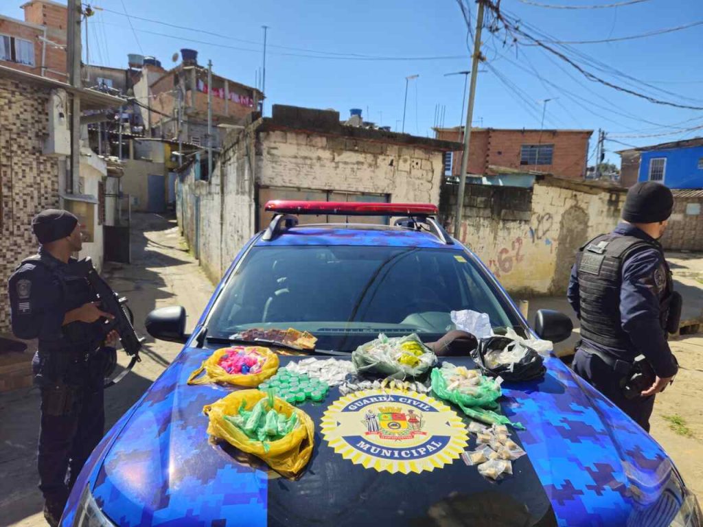 GCM de Itaquá estoura casa bomba, prende suspeito e apreende 2,7 mil entorpecentes