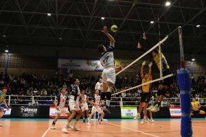 Garrafa PET vale entrada para ver Itaquá Vôlei Mania na Superliga C neste domingo