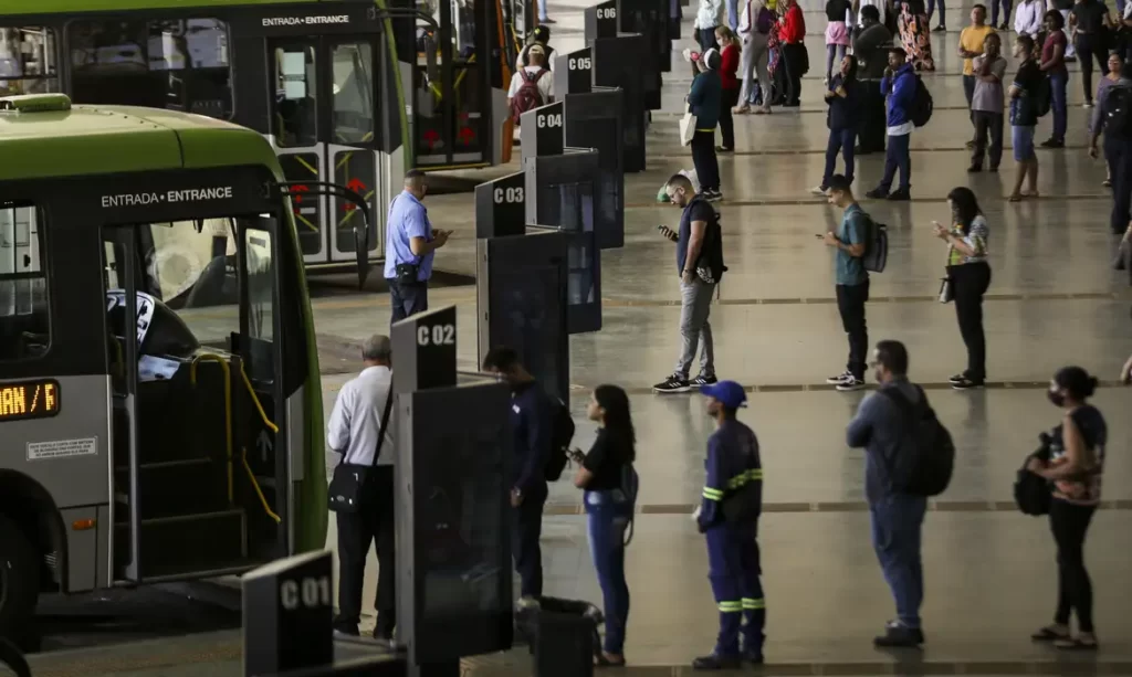 Quase 21 milhões de brasileiros ainda não usam a internet, aponta IBGE