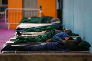 São Paulo ativa abrigo emergencial na estação Pedro II do Metrô devido ao frio intenso