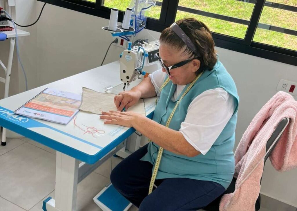 De sonho antigo a projeto de vida: curso de costura impulsiona recomeço de aluna de 63 anos em Itaquaquecetuba