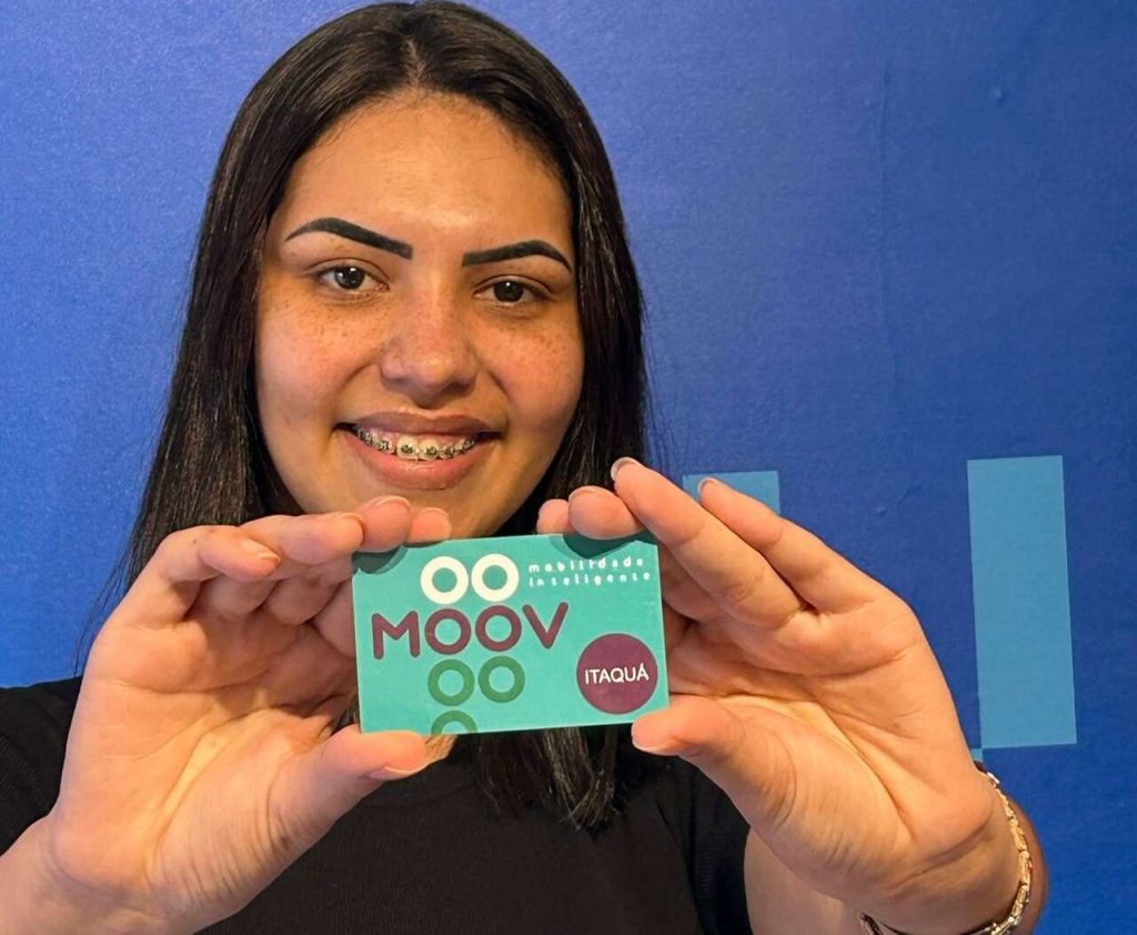 Estudantes do Aprova Itaquá recebem vale-transporte