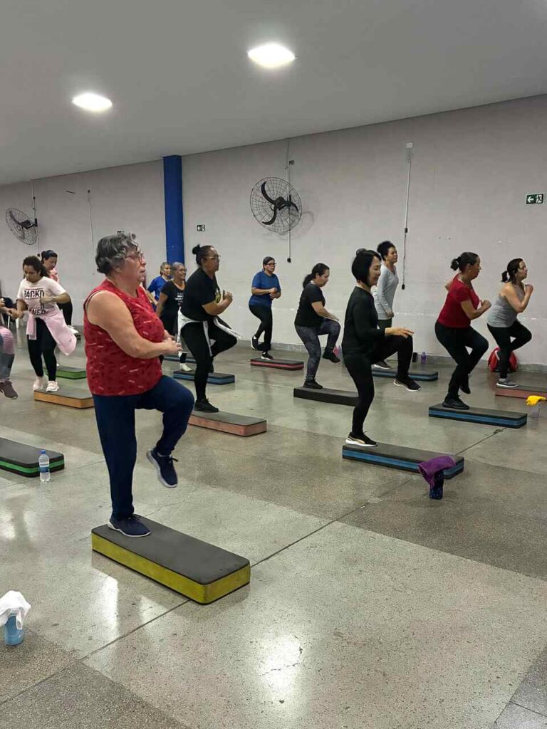 Itaquá promove aula experimental de step e jump com entrada solidária