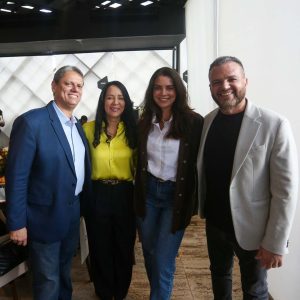 Primeira-dama de Itaquá acompanha prefeito em agenda de adesão ao programa SuperAção SP