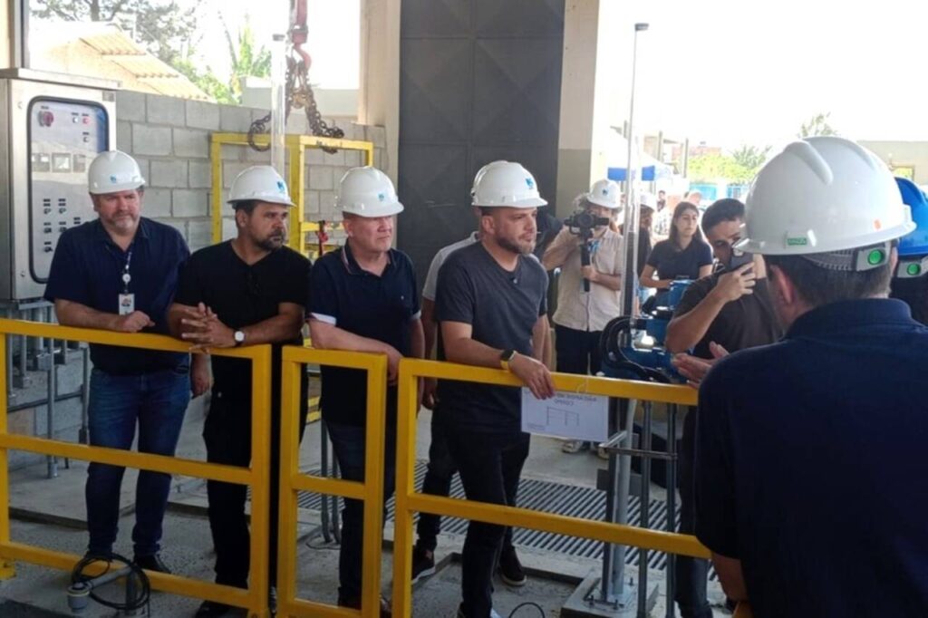 Vereadores acompanham entrega da reforma da estação da Sabesp
