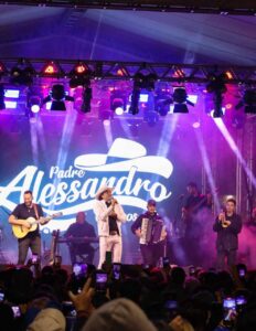 Show do Padre Alessandro Campos reúne 3 mil pessoas em Itaquaquecetuba
