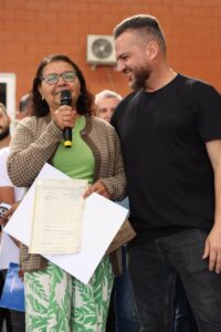 Famílias de Itaquá recebem 1.204 matrículas e direito à moradia