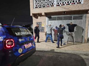 GCM de Itaquá desmantela duas casas-bomba com 1,1 mil entorpecentes e um simulacro