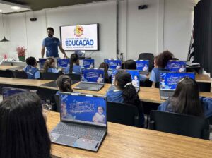 Itaquá leva tecnologia às salas de aula com entrega de mais de 2 mil notebooks