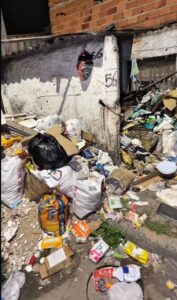 Mutirão de limpeza transforma vida de acumuladora em Itaquaquecetuba