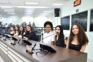 Poder Legislativo recebe a visita de estudantes