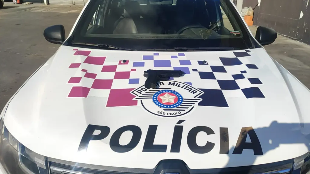 Simulacro de arma foi apreendido pela polícia