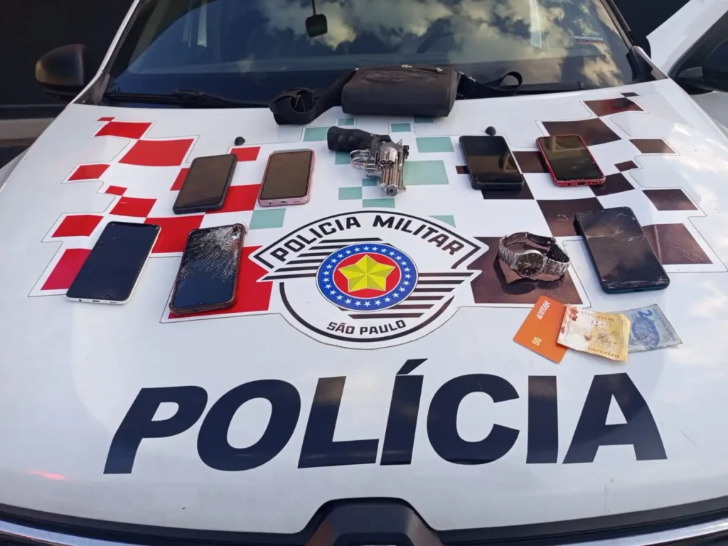 Suspeito foi preso com sete celulares e um simulacro de arma