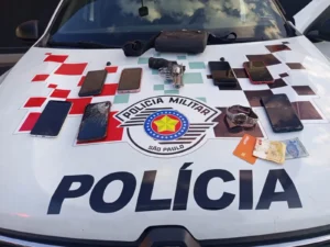 Suspeito foi preso com sete celulares e um simulacro de arma
