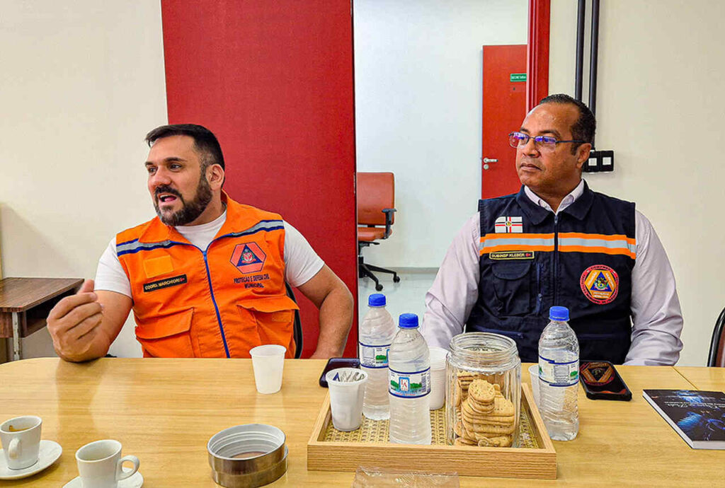 Anderson Marchiori e Kleber Conceição, da Defesa Civil de Itaquá