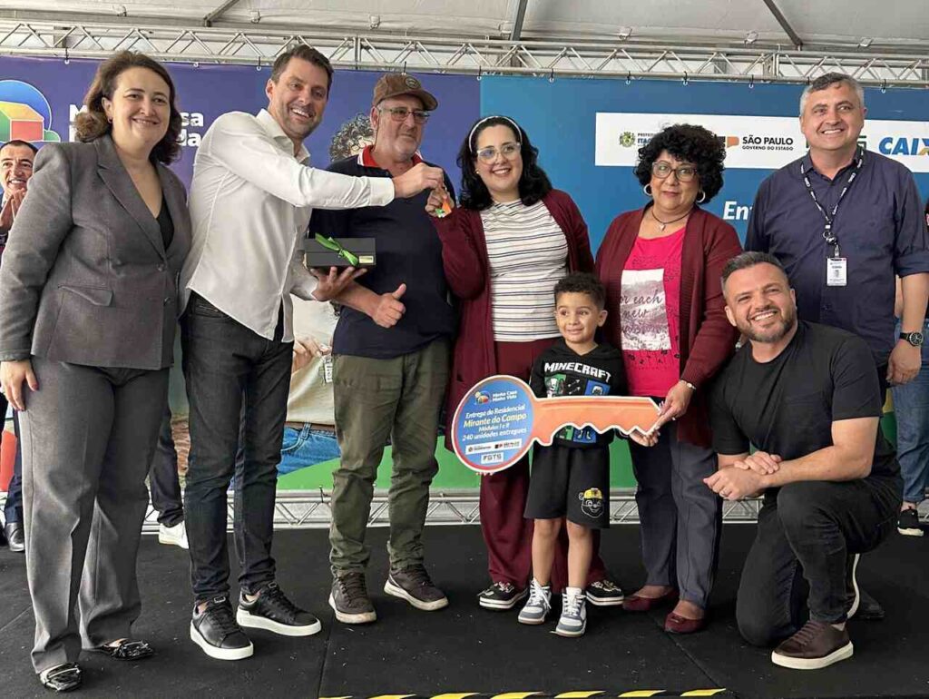 Entrega de imóveis na Vila Maria Augusta