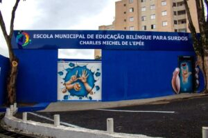 Escola de Itaquá ganha destaque nacional em e-book sobre educação bilíngue para surdos