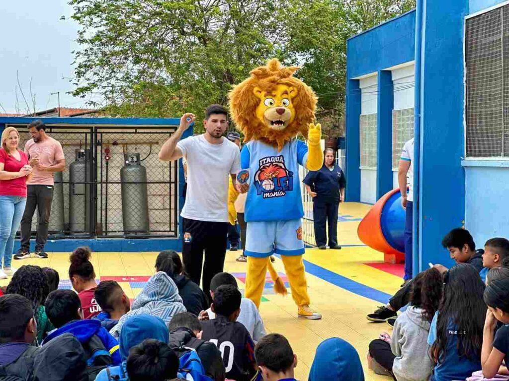 Mascote Léo visita escolas de Itaquá para incentivar participação no Saeb e Saresp
