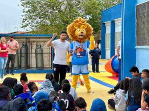 Mascote Léo visita escolas de Itaquá para incentivar participação no Saeb e Saresp