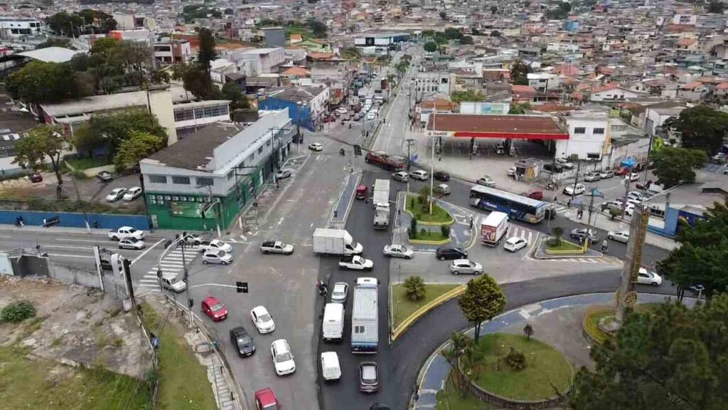 vista aérea trânsito no Centro de Itaquá