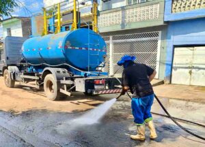 limpeza de ruas após enchente