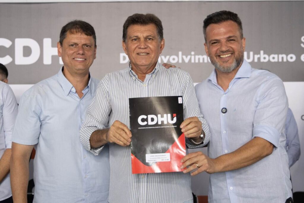 Tarcísio de Freitas e Eduardo Boigues entregam matrículas habitacionais no Jardim Odete