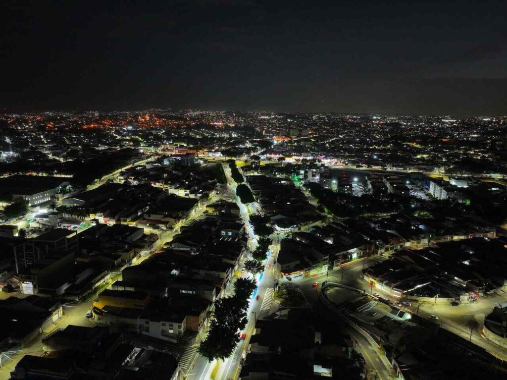 vista aérea Itaquá à noite, iluminação pública