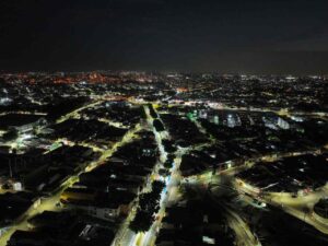 vista aérea Itaquá à noite, iluminação pública